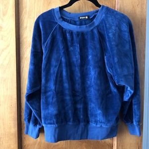 NWT Suzie Kondi Blue Velour Raglan top, L